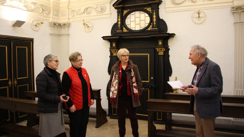 Senior-Verleger Dr. Hermann Balle (rechts) zeigte Anja Broich (l.) und Maren Richter (3.v.l.) vom Bundesverband der Gästeführer in Deutschland die Simon-Höller-Kapelle im Verlagshaus des Straubinger Tagblatts. Birgit Gigler (2.v.l.) hat die große Tagung am Freitag und Samstag nach Straubing geholt.