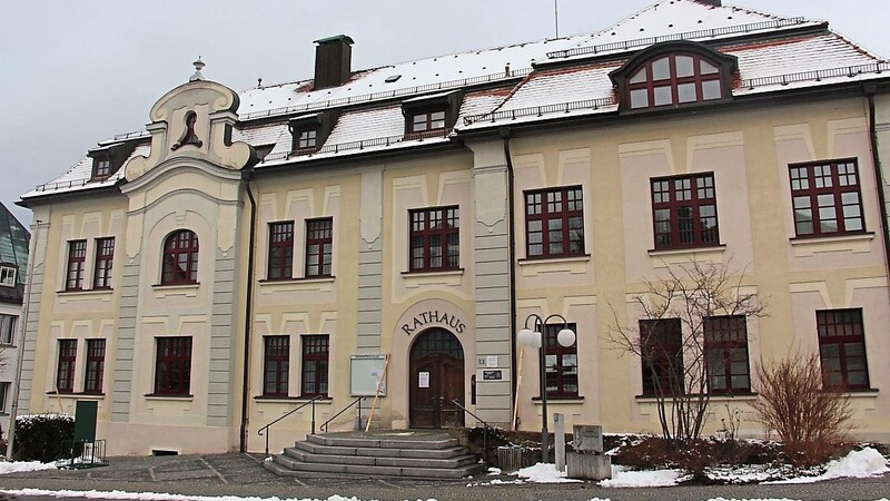 Das neue Viechtacher Rathaus, erbaut um 1903, war früher das Knabenschulhaus.