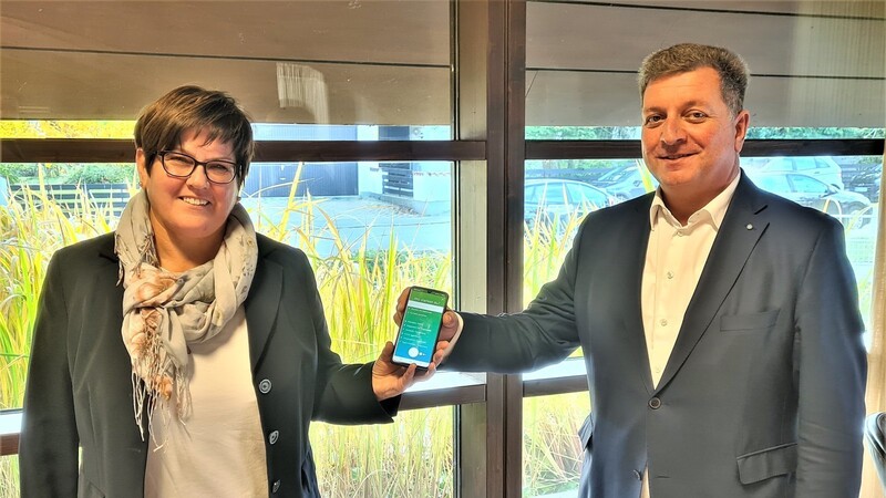 Präsentieren die neue App, die Busfahren einfacher macht: Tourismusreferentin Inge Edmeier und Landrat Christian Bernreiter.