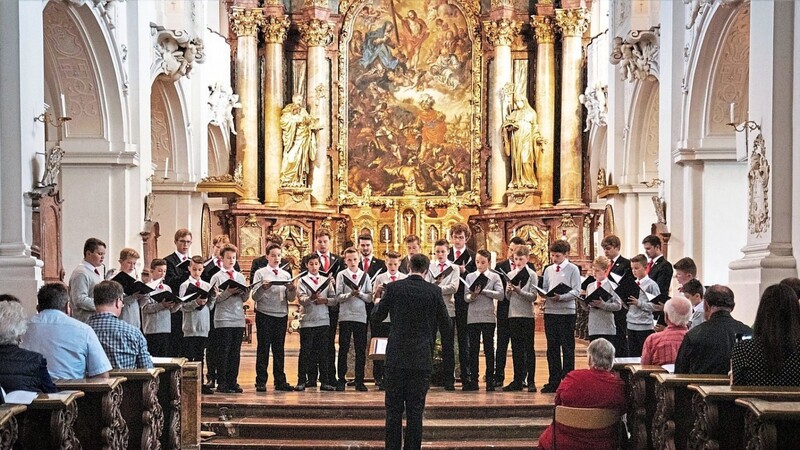 Der Knabenchor sang an verschiedenen Orten, um die Akustik der Niederaltaicher Basilika voll auszuschöpfen. Hier vor dem Hochaltar der barocken Basilika Niederaltaich.