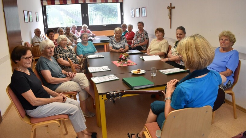 Einmal wöchentlich trifft sich der Seniorenclub zu angeregter Unterhaltung im Klubraum des Pfarrheims.