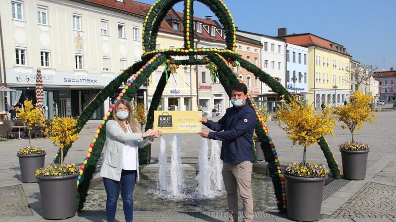 Einen symbolischen Gutschein übergab Eva-Maria Wagner vom Stadtmarketing-Verein vor dem Osterbrunnen am Oberen Stadtplatz an Karl-Heinz Greil (Intersport Greil).