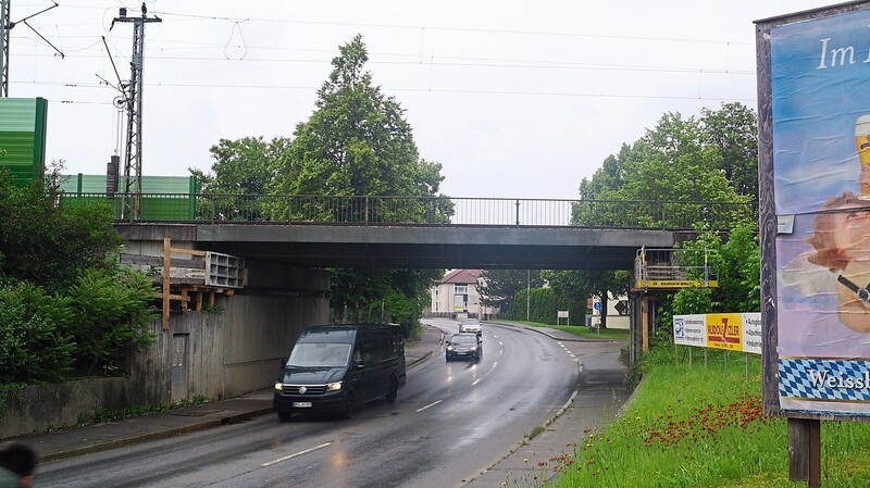 Die Arbeitspodeste sind links und rechts der Bahnbrücke zu sehen. Mit den Vorarbeiten für den Lärmschutz wurde bereits begonnen.