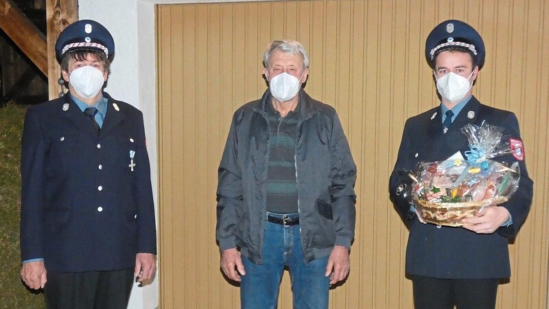 Vorstand Mathias Breu (rechts) und sein Stellvertreter Josef Stoiber überreichten dem Jubilar ein Geschenk.