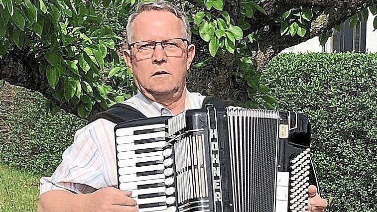 Johann Loichinger ist nicht nur Musiker im Orchester, sondern auch Instrumentenwart.