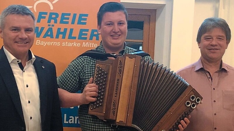 Gemeinderatskandidat Johannes Pramps (Mitte) mit Landrat(skandidat) Peter Dreier (links) und Bürgermeister(kandidat) Lorenz Fuchs.