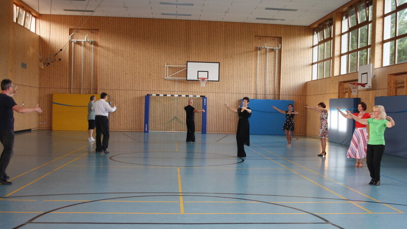 Mit einem ausgeklügelten Trainingssystem der beiden Tanztrainer Doris und Hans Retzer hat die Tanzsportabteilung Mitte Juni wieder losgelegt. Die Halle bietet viel Platz für Individualunterricht; der Sicherheitsabstand ist jederzeit gewährleistet.