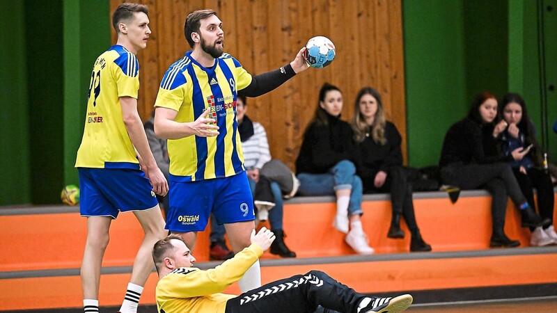 Banger Blick nach vorne: Unterliegen die Mettener Ballwerfer Tabellenführer HSG Freising-Neufahrn im Heimspiel am Samstag, droht der Abstieg aus der Bezirksoberliga Altbayern.