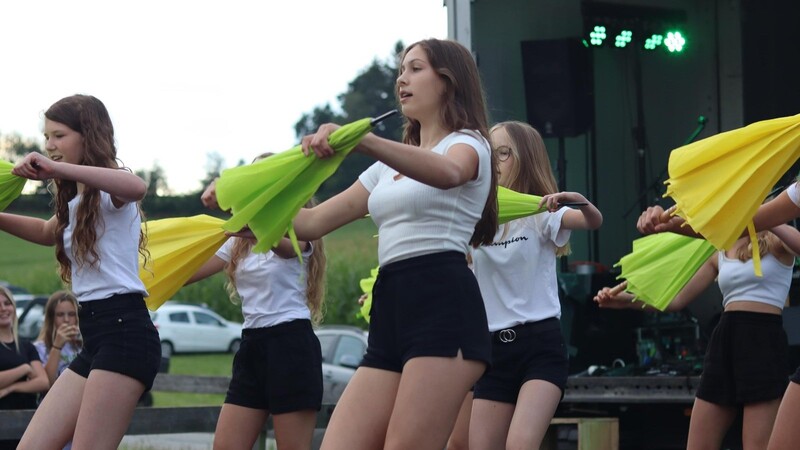 Perfekt auf das Wetter vorbereitet waren die Tanzmäuse, sie tanzten mit ihren Regenschirmen zu Rihannas "Umbrella".