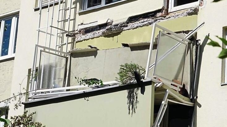 Schock am Nachmittag: Völlig unvermittelt ist an einem fünfgeschossigen Wohnhaus in München ein zum Hinterhof liegender Balkon abgestürzt.