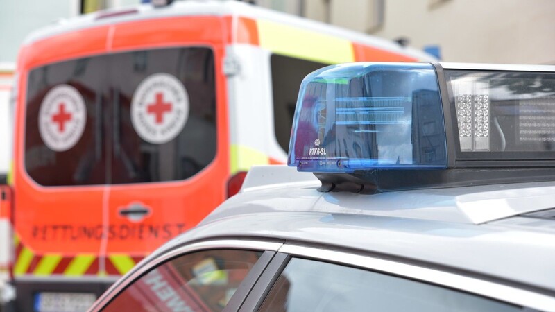 Die Frau musste nach dem Unfall schwer verletzt vom Rettungsdienst ins Krankenhaus gebracht werden. (Symbolbild)