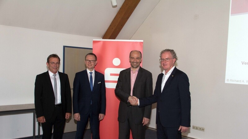 Direktor Bernhard Mittermeier, Lions-Club-Vorsitzender Dr. Martin Kreuzer und Lions-Präsident Elmar Putz begrüßten Prof. Richard Werner.