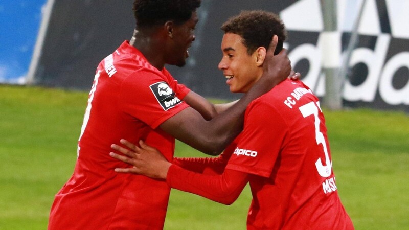 Jamal Musiala (re.) und Kwasi Okjere Wriedt (li.) bejubeln den erneuten Sieg des FC Bayern II.