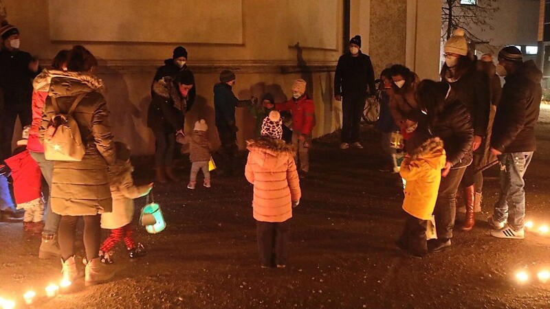 Zur "Eine Million Sterne"-Aktion der Caritas trafen sich die Taufkirchener hinter der Pfarrkirche.