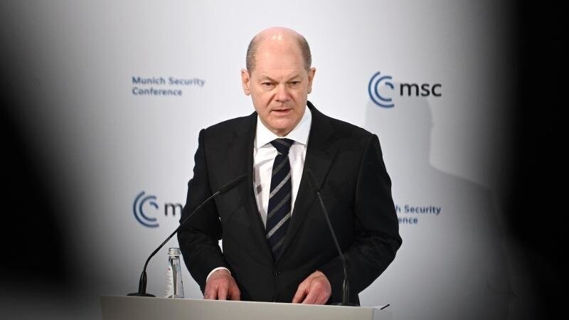 Bundeskanzler Olaf Scholz spricht auf der Münchner Sicherheitskonferenz.