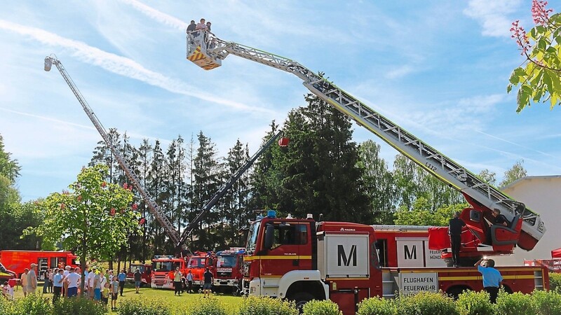 Die Drehleiter der Flughafenfeuerwehr brachte die Besucher in 40 Meter Höhe.