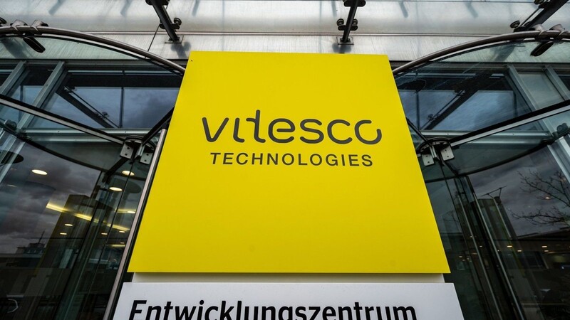 Der Schriftzug von "Vitesco Technologies" steht auf einem Schild vor dem Werksgelände.