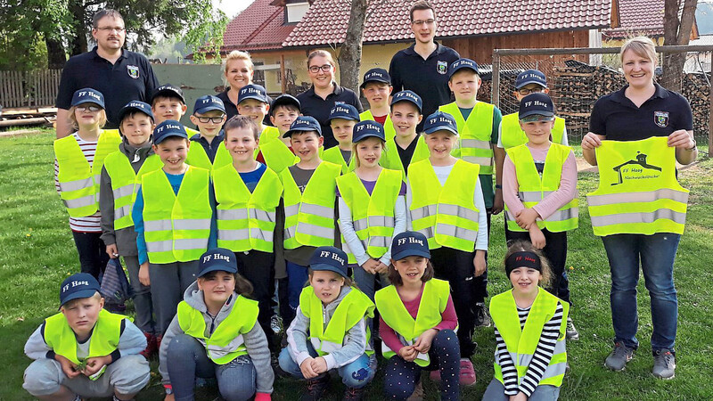 Die Nachwuchslöscher bekamen zum Üben Warnwesten überreicht. Derzeit üben die Kinder für die Feuerwehrolympiade, die am Sonntag in Roding stattfindet.