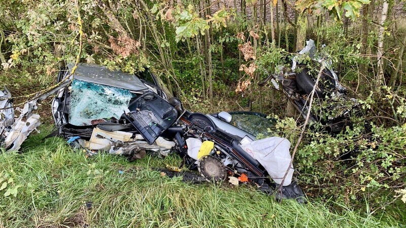 Der Audi wurde bei dem Unfall regelrecht zerfetzt. Der Motorblock flog mehrere Meter weit in ein Waldgebiet.