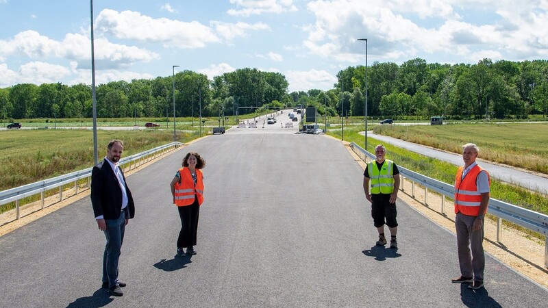 Freie Fahrt: Von der Staatsstraße 2350 und der Kreisstraße FS 44 kann ab 17. Juli die Angerstraße erreicht werden. Oberbürgermeister Tobias Eschenbacher, Christine Huber (Projektsteuerung Straßen- und Brückenbau), Martin Schindler (Bauingenieur Sehlhoff GmbH) und Franz Piller (Projektleitung Westtangente, von links) freuen sich über die erste Freigabe eines Abschnitts der Westumfahrung Freisings.