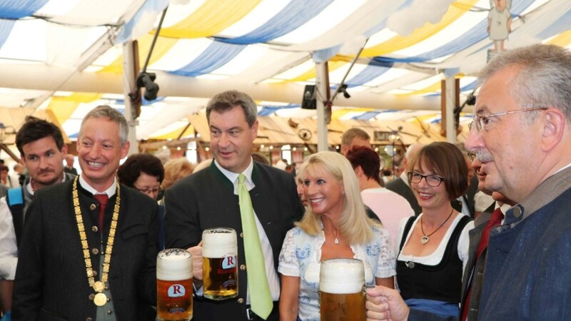 Stießen auf ein gelungenes Volksfest an: Oberbürgermeister Markus Pannermayr, Ministerpräsident Markus Söder, seine Frau Karin und Landrat Josef Laumer.
