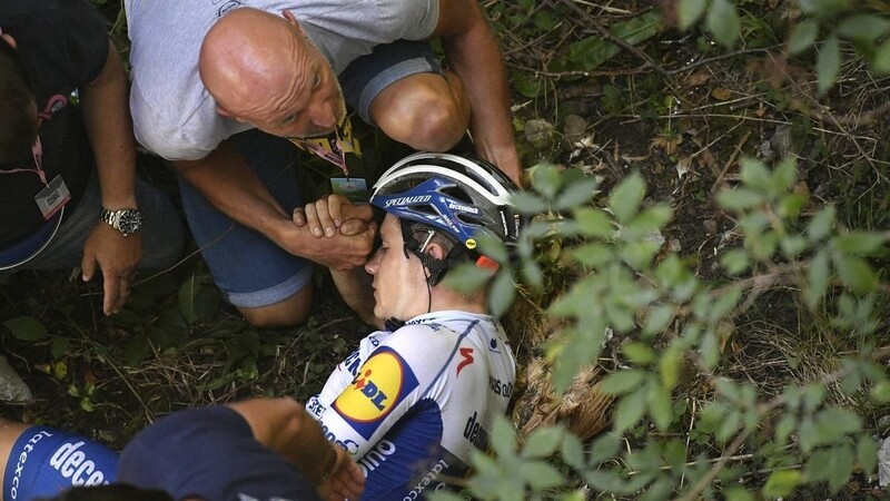 Dramatische Szenen: Der Belgier Remco Evenepoel stürzt von einer Brücke und wird schwer verletzt geborgen.