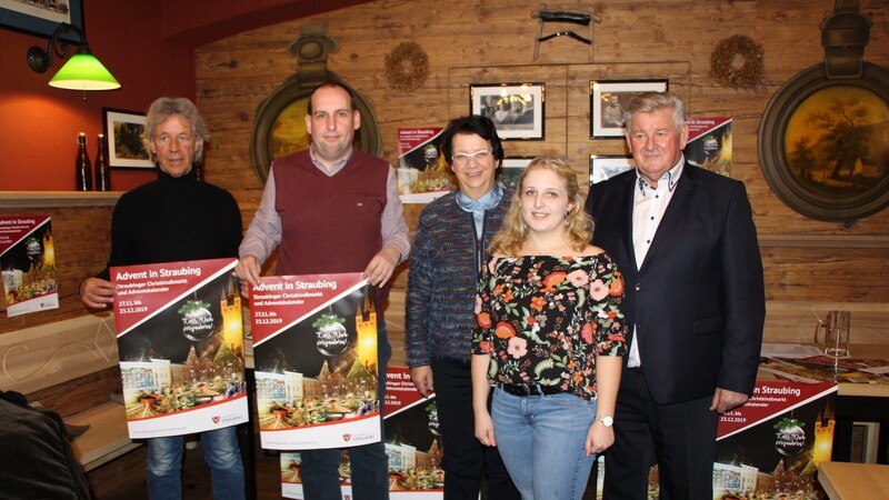 Stellten das Programm des Christkindlmarktes vor (v. l.): Thomas Bräuherr vom Stadtmarketing, Matthias Reisinger, Amtsleiter Stadtmarketing und Tourismusinformation, Bürgermeisterin Maria Stelzl, Christkindl Sabine Obermeier und Organisator Josef Stelzl.