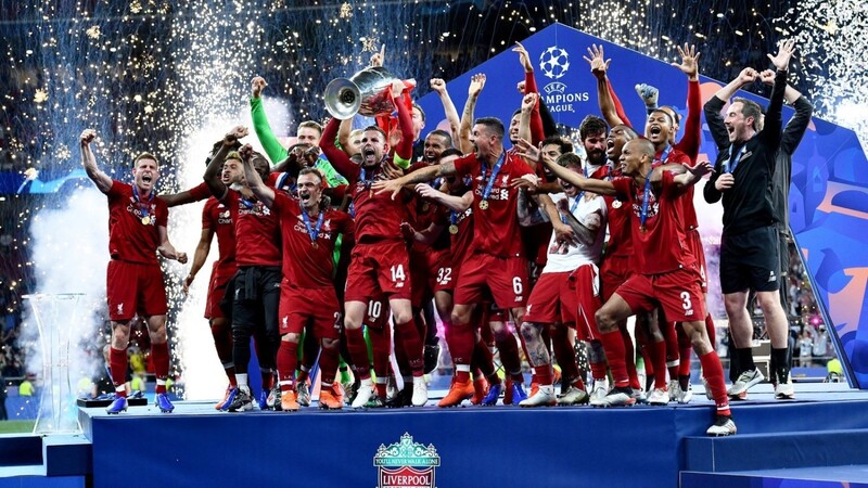DEN LANGERSEHNTEN TRIUMPH in der Champions League feiert die Mannschaft des FC Liverpool mit dem 2:0-Sieg im Finale gegen Tottenham Hotspur.