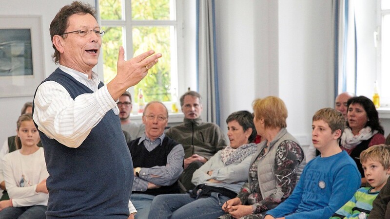 Franz Schötz betrieb musikethnologische Feldforschung. Die Lieder, die er dabei entdeckte, brachte er beim offenen Singen unter die Leute. Das Bild zeigt ihn bei einem Herbstseminar in Windberg im Oktober 2021.