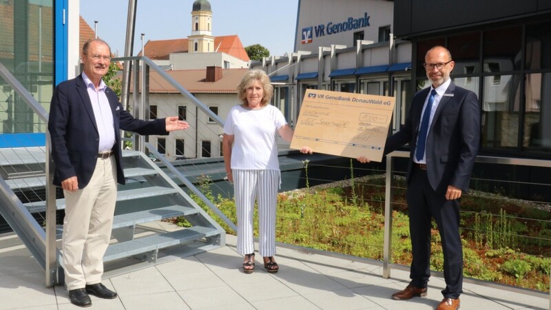 Dr. Walter Kaunzner und Marie-Luise Kolmer vom Verein IGF Senior*innen ? bei der Spendenübergabe mit August Stöger, Prokurist der VR GenoBank DonauWald.