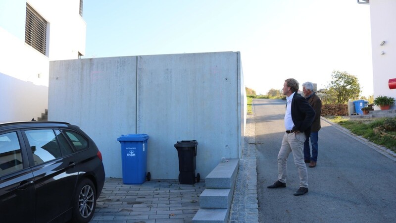 Der Bauausschuss sieht keine Möglichkeit, die Mauer zu genehmigen. Der nachträglich eingereichte Bauantrag wurde daher abgelehnt.