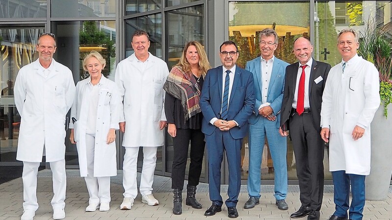 Gesundheitsminister Klaus Holetschek (4. v. r.) mit den Vertretern der Passauer Wolf Gruppe beim Besuch in Bad Gögging (v. l.): Markus Huber, Dr. Dagmar Meinung, Dr. Stefan Triebel, die Geschäftsführer Sibylle Merk und Stefan Scharl, Geschäftsleiter Hans-Martin Linn und Dr. Tobias Wächter.