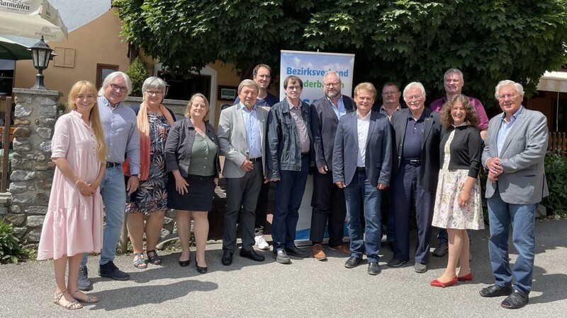 Der CSA-Bezirksvorstand mit Bezirksvorsitzendem Oliver Antretter (Sechster von rechts) und seiner Vertreterin Anita Mayer (Zweite von rechts), den ehemaligen Vorsitzenden Konrad Kobler (Vierter von rechts) und Matthäus Strebl (rechts) sowie dem CSA-Kreisvorsitzenden Straubing-Land Georg Schwarzfischer-Engel (Fünfter von links) und der Kreisvorsitzenden Straubing-Stadt Katharina Dilger (links).