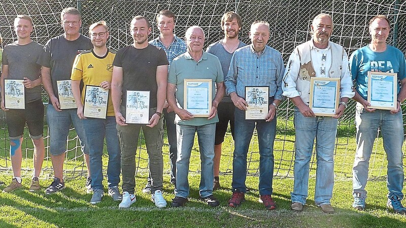 Die geehrten Mitglieder mit Vorständen (von li.): Harald Lettner, Robert Gierstl sen., Andreas Hupf, Hermann Aschenbrenner, Martin Hupf, Benedikt Meindl, Andreas Ammon, Willi Meindl, Martin Silberbauer, Gerhard Aschenbrenner, Jürgen Eckert, Thomas Brandl, Peter Meindl und Robert Gierstl jun.