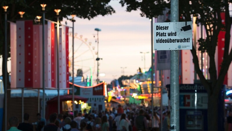 Am letzten Tag des Gäubodenvolksfestes soll der Angeklagte auf einen 28-Jährigen und seine Freundin eingeschlagen haben. Dafür muss er sich nun vor Gericht verantworten. (Symbolbild)