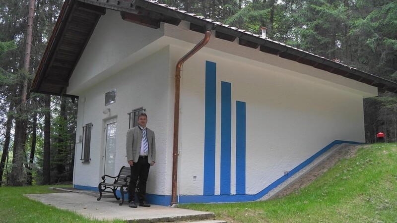 Bürgermeister Stefan Baumgartner vor dem sanierten Hochbehälter am Fuße des Haidsteins in Lederdorn