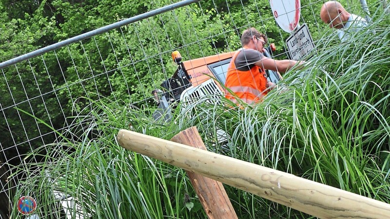 Mitarbeiter des Viechtacher Bauhofs stellten am Donnerstag an der Kanueinstiegsstelle einen Bauzaun auf. Sie ist bis auf Weiteres gesperrt.