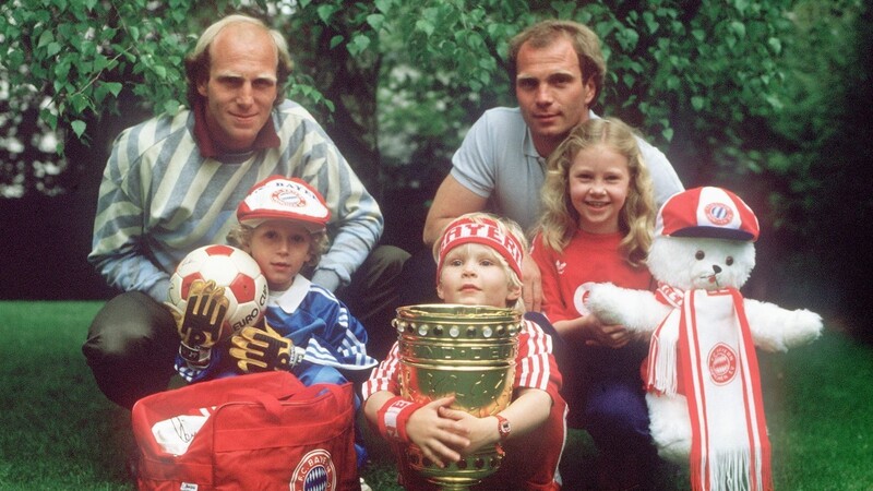 Uli Hoeneß, das ist und war auch schon immer ein Familienmensch. Hier ein Bild mit DFB-Pokal: Dieter Hoeneß mit Sohn Benjamin (l.) und Uli Hoeneß mit Sohn Florian und Tochter Sabine.