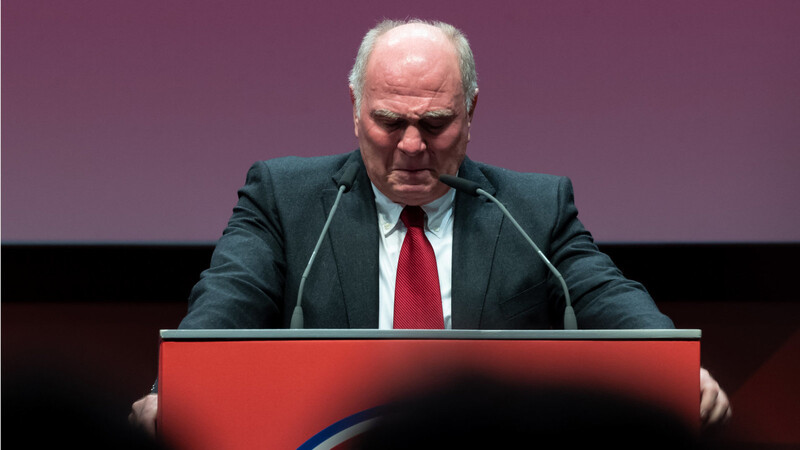 Bei der JHV 2019 tritt Uli Hoeneß ab, nach fast 50 Jahren im Verein. Sein Präsidentenamt übernimmt Herbert Hainer. Hoeneß wird bei seiner Rede dann doch noch von seinen Gefühlen übermannt, es fließen Tränen.