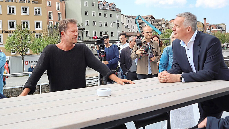 Alle Mann an Deck: Til Schweiger mit Schiffsunternehmer Florian Noé. Ab Samstag schippert das "Barefoot Boat" auf der Donau.