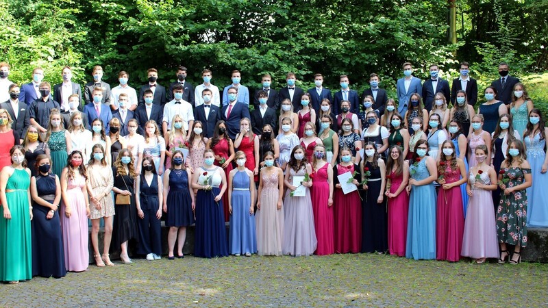 Ganz schick in Abendkleid und Anzug - und mit Maske - stellten sich die Abiturienten am Freitagnachmittag zu diesem ganz besonderen Abschiedsfoto im Coronajahr auf. Lange war ungewiss, ob überhaupt eine Zeugnisverleihung stattfinden kann.