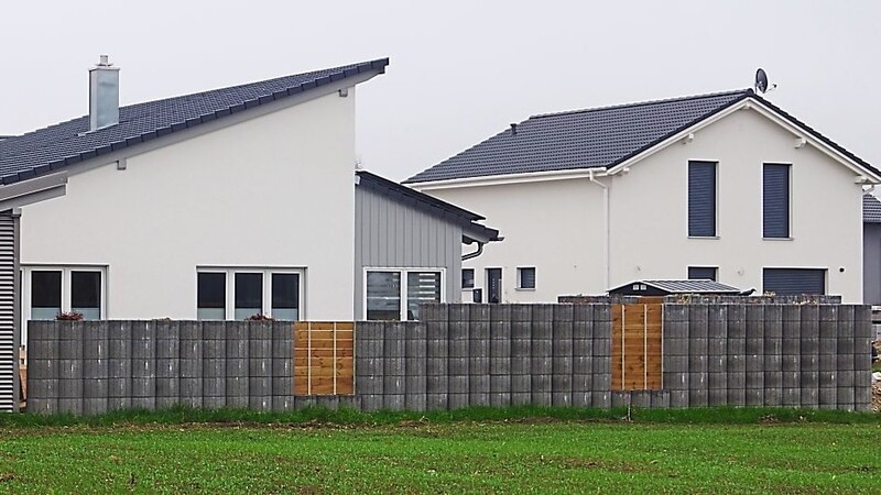 Nach Westen hin ist im Tabertshausener Baugebiet keine Mauer zulässig. Diese Entscheidung traf der Gemeinderat am Montag. Auch das Nebengebäude (l.) erhält kein gemeindliches Einvernehmen.