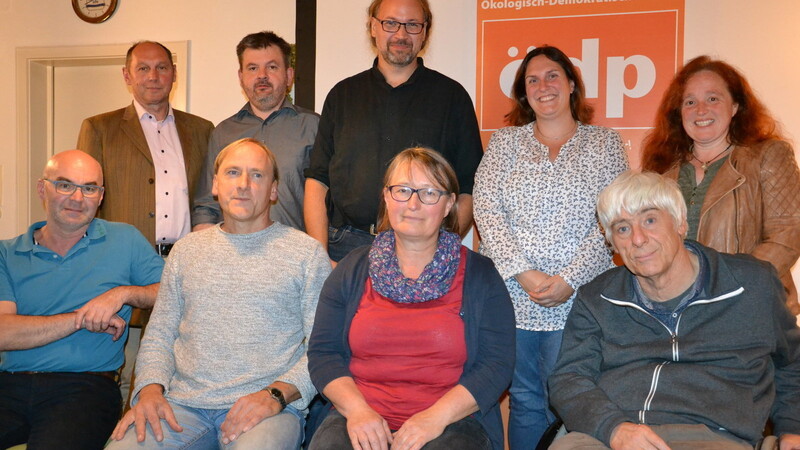 Konrad Pöppel vom ÖDP-Kreisvorstand (hinten v. l.) und Bernd Wimmer als Vorsitzender des Ortsverbandes Mainburg wünschten den Kandidaten der ÖDP/PU mit ihrem Spitzenkandidaten Florian Fahrner, Monika Wimmer, Michaela Till-Karl, (vorne v. l.) Rudi Ostermeier, Christian Skiba, Maria Höflsauer und Jakob Zettl viel Erfolg; auf dem Bild fehlt Julia Kuffer.