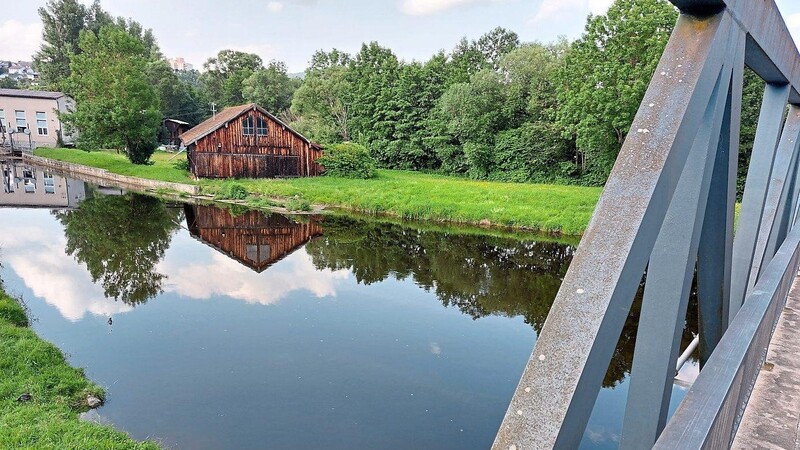 Hier von der Schmausmühlbrücke springen immer wieder Kinder und Jugendliche ins Wasser, was zu gefährlichen Situationen führen kann.