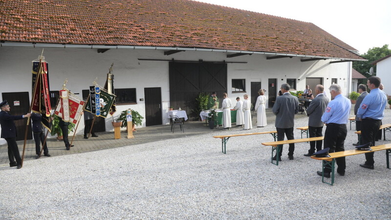 Im Freien wurde der Gedenkgottesdienst anlässlich des Kriegerjahrtages der Krieger- und Soldatenkameradschaft Zweikirchen gefeiert.