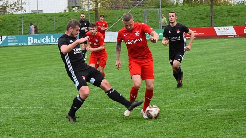 Der TB Roding (in Rot) ließ im Heimspiel gegen Pfreimd nichts anbrennen beim 4:0-Erfolg.