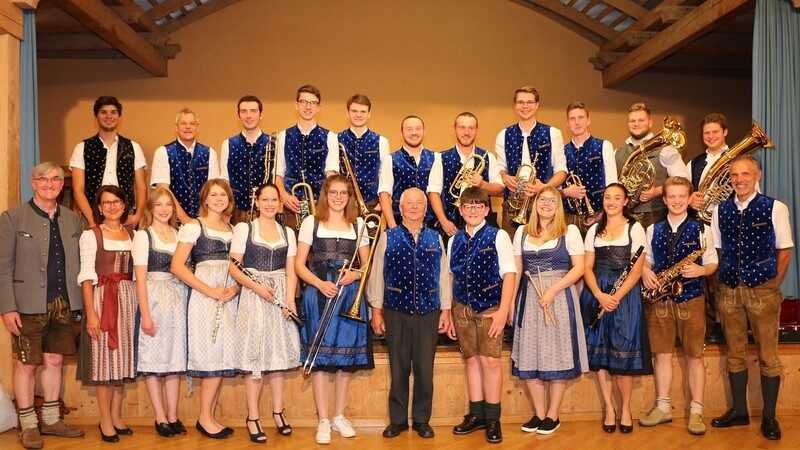 Die Blaskapelle Hörgertshausen-Mauern mit Kapellmeister Martin Neubauer (vorne r.), Bürgermeister Michael Hobmaier (vorne v. l.) und Vizebürgermeisterin Elisabeth Piterna gratulierten Förderer Anton Kopetz (vorne Mitte) zum 75. Geburtstag.