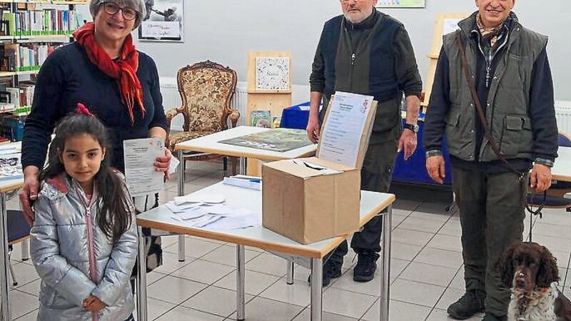 Die Ziehung der Preisträger mit (v. l.) "Glücksfee" Kawtar Agbar, Maria Mirwald, Franz Haböck und Dr. Josef Einhellig.