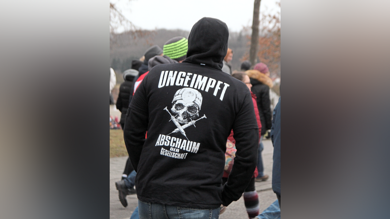 Kritiker der Corona-Maßnahmen und Gegendemonstranten haben am Samstag in Regensburg protestiert.