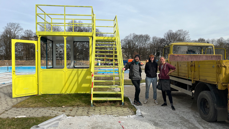 Andreas, Magi und Sintje (v.l.) bauen am Freitag das alte Rettungshäusl im alten Bad Georgenschwaige ab.